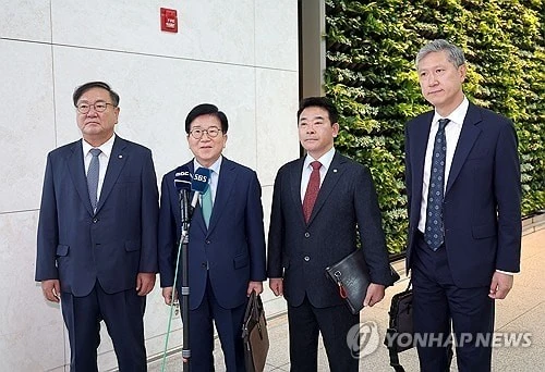 Đoàn công tác đặc biệt của Hàn Quốc phát biểu với báo giới tại sân bay Incheon ngày 24-8, trước khi khởi hành sang Bắc Kinh.
