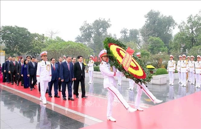 Lãnh đạo Đảng, Nhà nước và Đại biểu Quốc hội đặt vòng hoa tưởng niệm các Anh hùng, liệt sĩ.