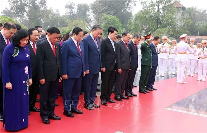 Lãnh đạo Đảng, Nhà nước và Đại biểu Quốc hội tưởng niệm các Anh hùng, liệt sĩ.