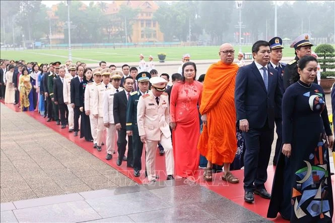 Các đại biểu Quốc hội khóa XVI vào Lăng viếng Chủ tịch Hồ Chí Minh.