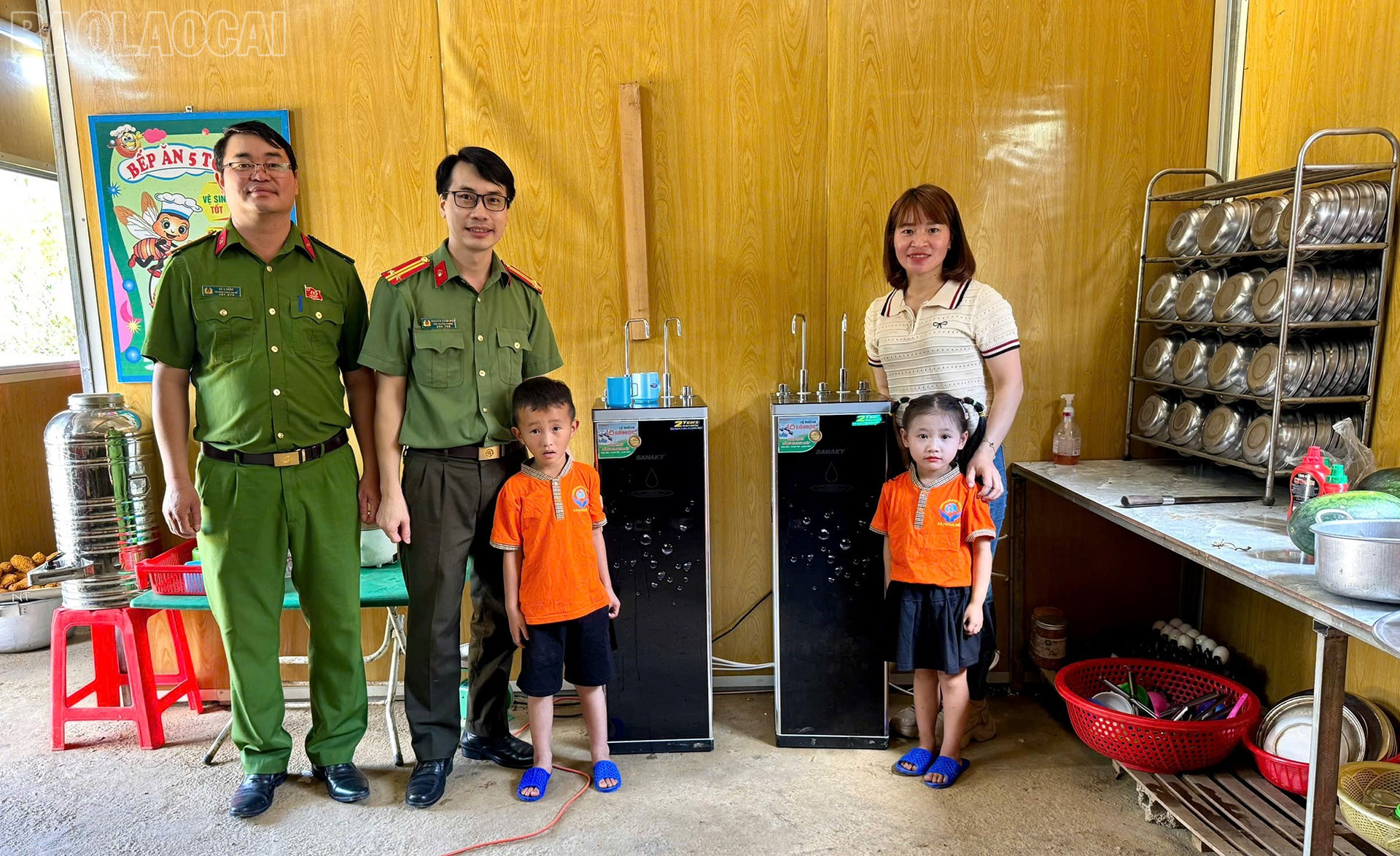 Đoàn công tác bàn giao mô hình “Nước sạch cùng em đến trường” tại thôn Giàng La Pán, xã Phình Hồ. baolaocai-tl_3-2.jpg