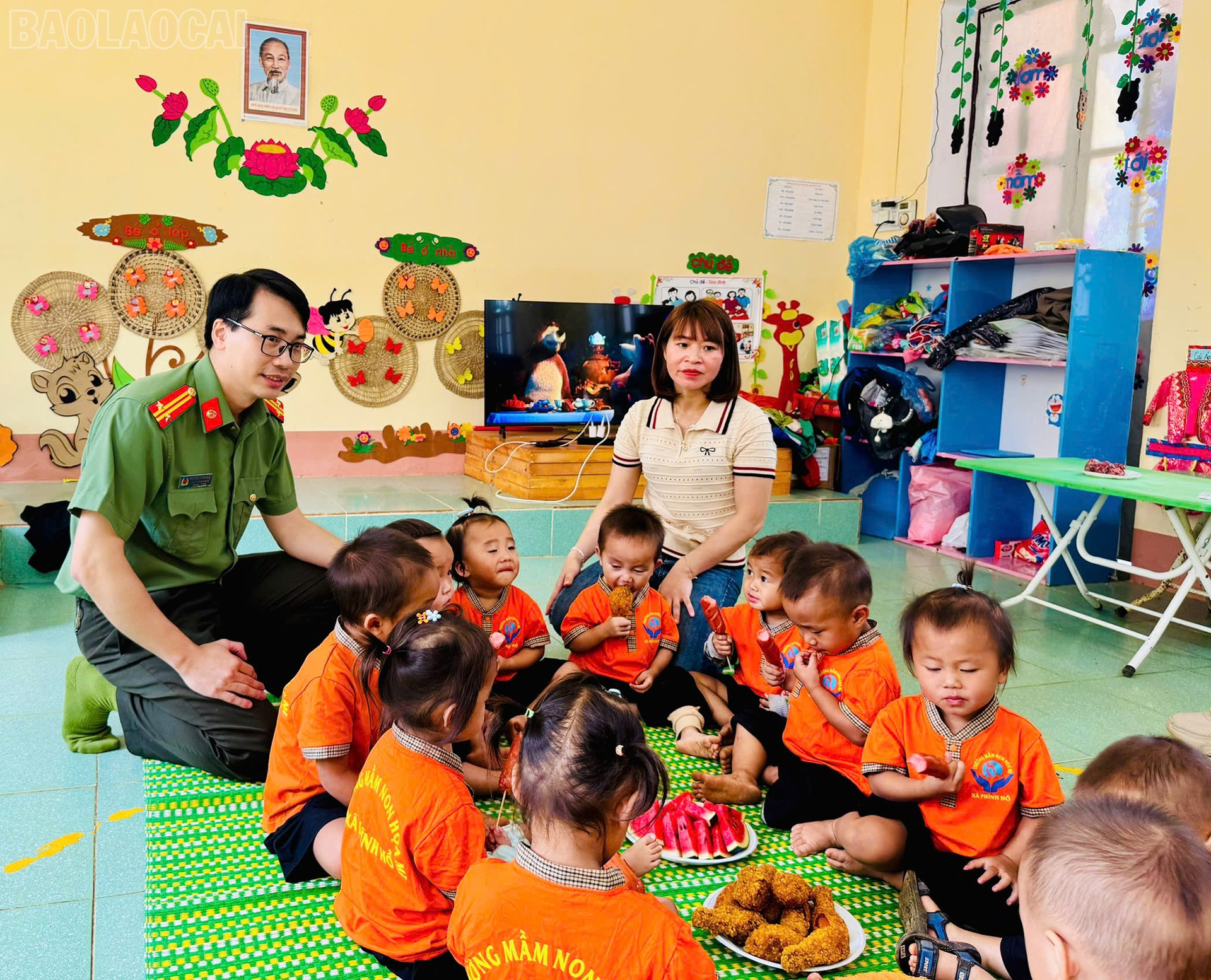 Đoàn công tác tổ chức bữa ăn trưa cho học sinh Trường Mầm non Họa Mi, thôn Giàng La Pán, xã Phình Hồ. Đoàn công tác tổ chức bữa ăn trưa cho học sinh Trường Mầm non Họa Mi, thôn Giàng La Pán, xã Phình Hồ.