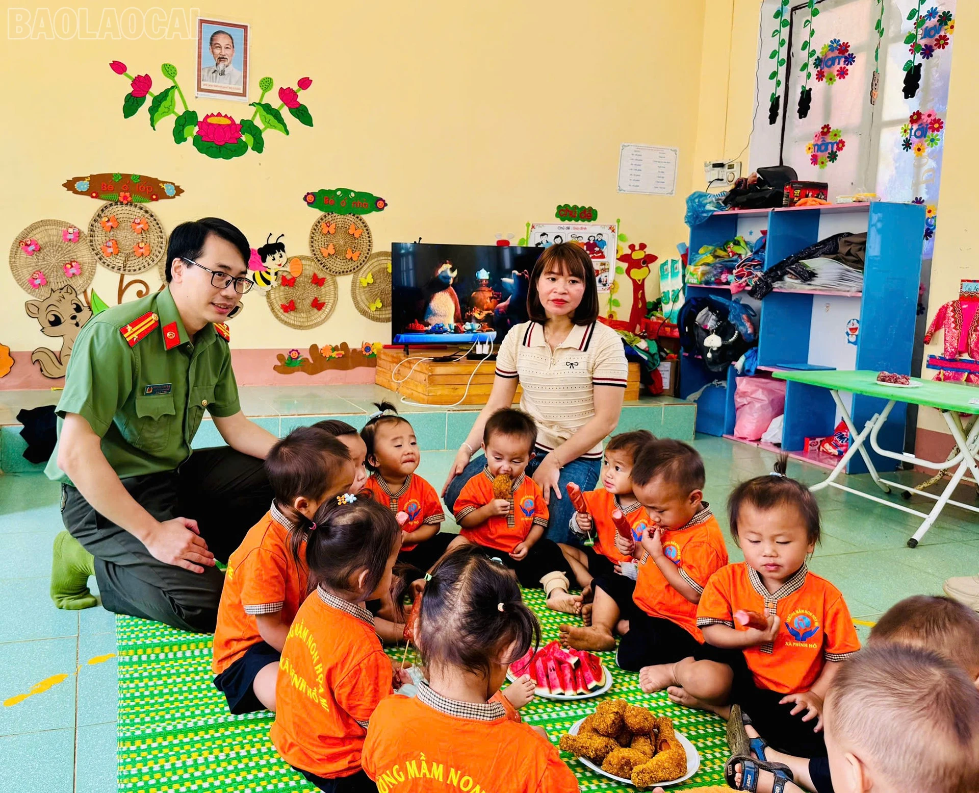 Đoàn công tác tổ chức bữa ăn trưa cho học sinh Trường Mầm non Họa Mi, thôn Giàng La Pán, xã Phình Hồ.