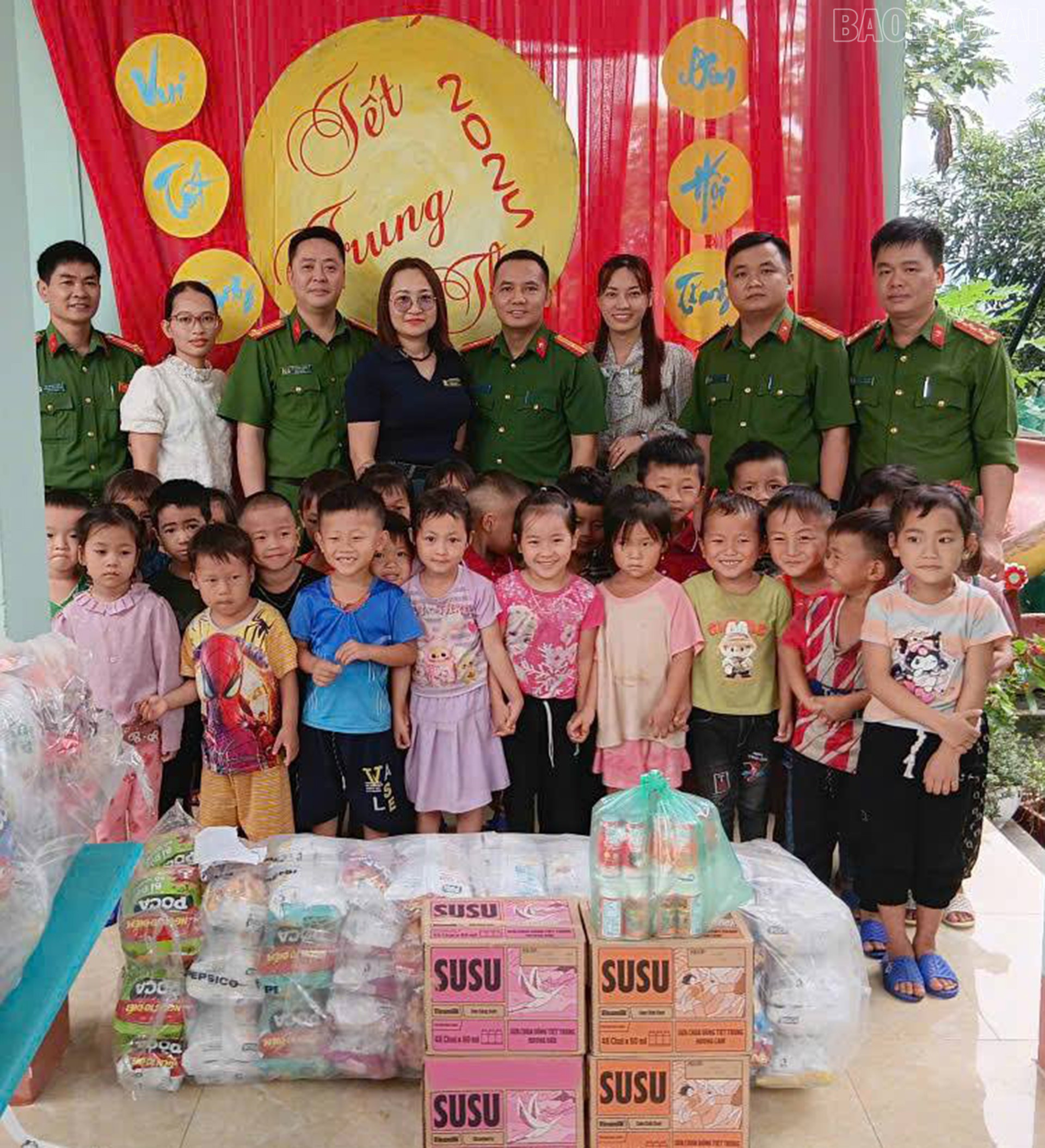 Đại diện Chi đoàn Công an xã Xuân Hòa trao quà cho các trường và điểm trường mầm non trên địa bàn xã. baolaocai-tr_xuanhoa9.jpg