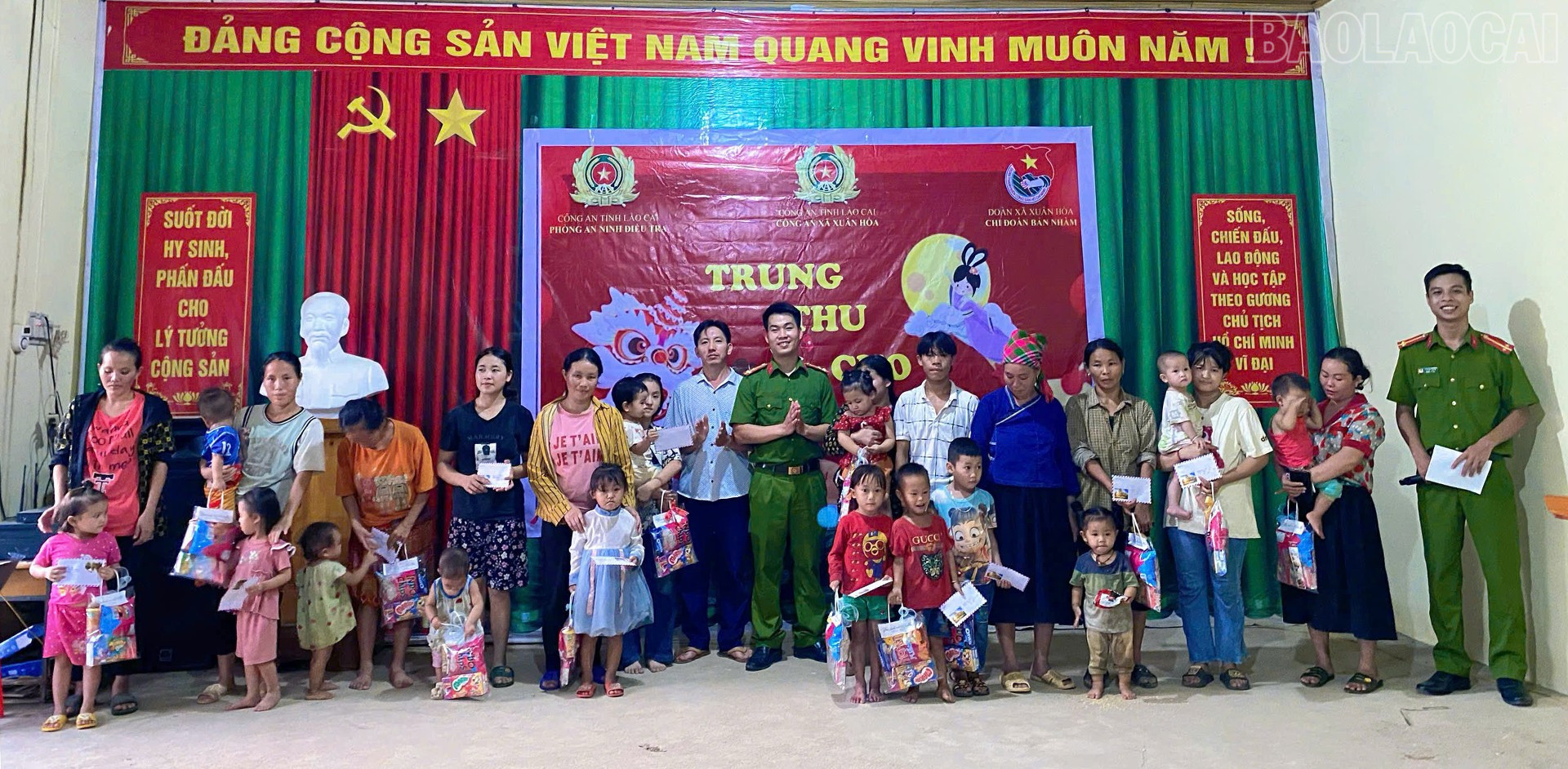 Chi đoàn Công an xã Xuân Hòa tổ chức Tết Trung thu và trao quà cho 15 thiếu nhi có hoàn cảnh đặc biệt khó khăn của bản Nhàm. Chi đoàn Công an xã Xuân Hòa tổ chức Tết Trung thu và trao quà cho 15 thiếu nhi có hoàn cảnh đặc biệt khó khăn của bản Nhàm.