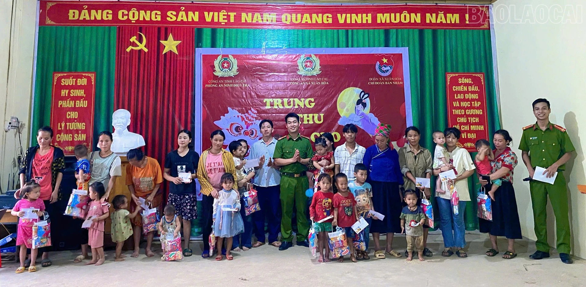 Chi đoàn Công an xã Xuân Hòa tổ chức Tết Trung thu và trao quà cho 15 thiếu nhi có hoàn cảnh đặc biệt khó khăn của bản Nhàm.