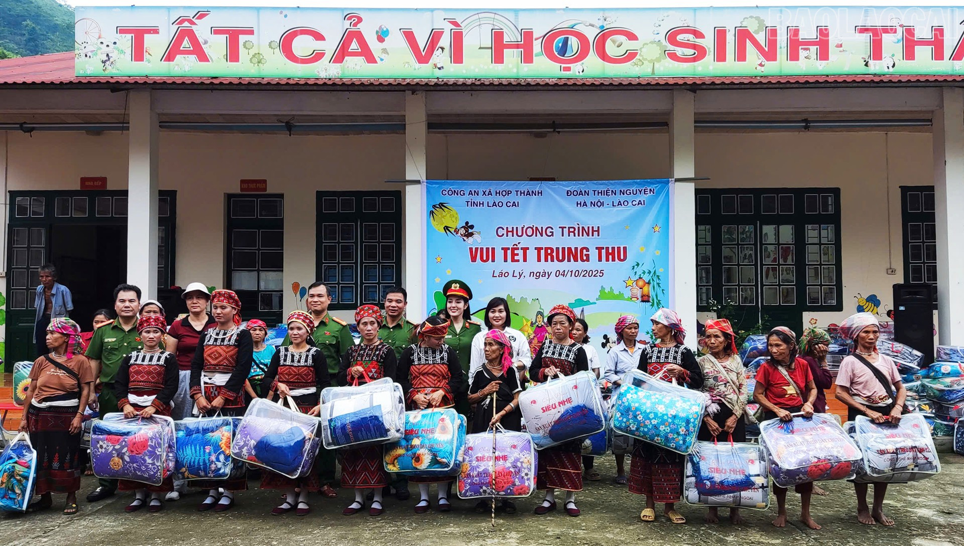 Công an xã Hợp Thành và đoàn thiện nguyện Hà Nội - Lào Cai trao quà cho các em có hoàn cảnh khó khăn và các hộ dân bị ảnh hưởng bão số 10. baolaocai-tr_hop-thanh6.jpg