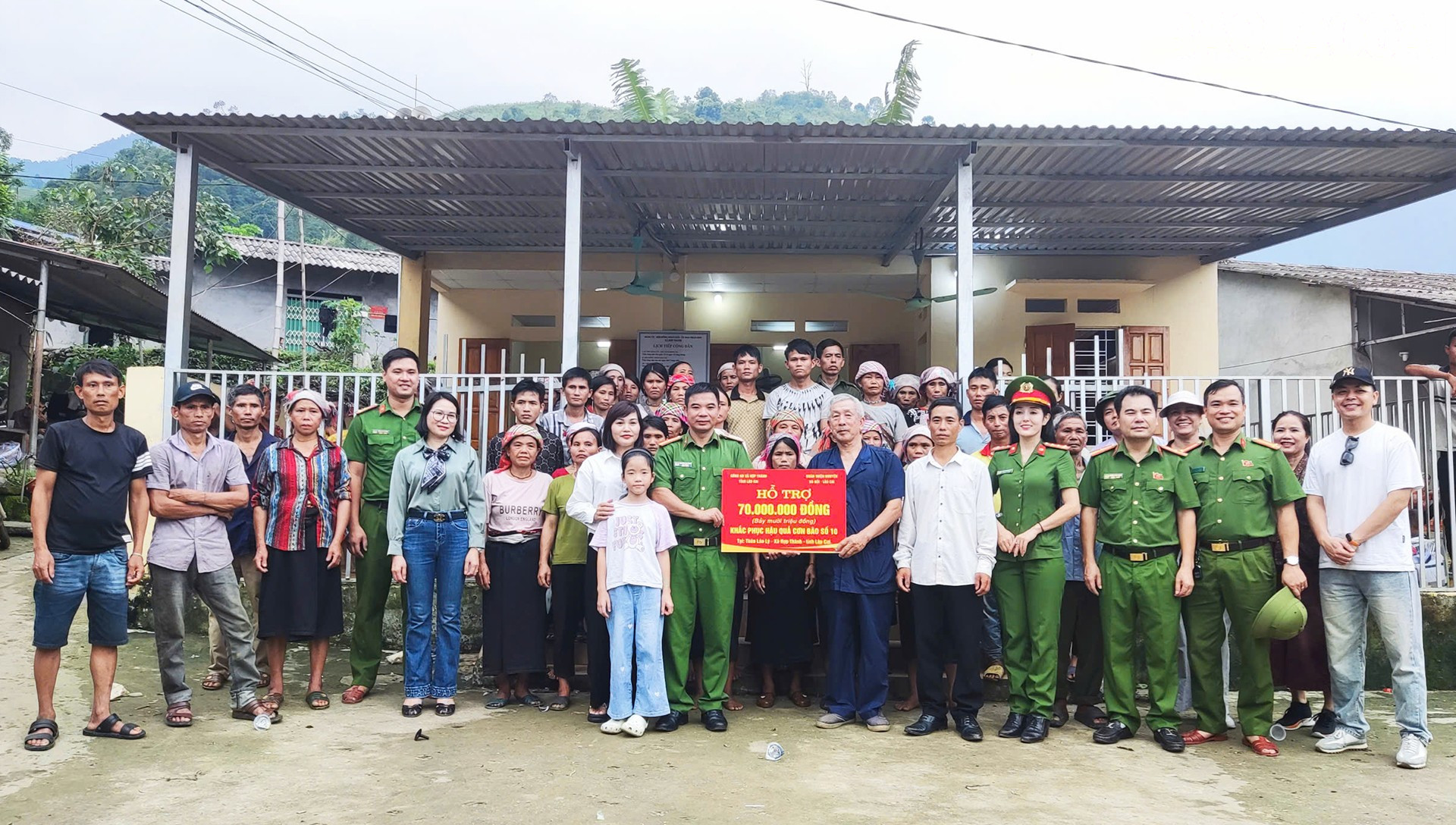 Công an xã Hợp Thành và đoàn thiện nguyện Hà Nội - Lào Cai trao 70 triệu đồng giúp đỡ Nhân dân thôn Láo Lý khắc phục hậu quả bão số 10. baolaocai-tr_hop-thanh2.jpg
