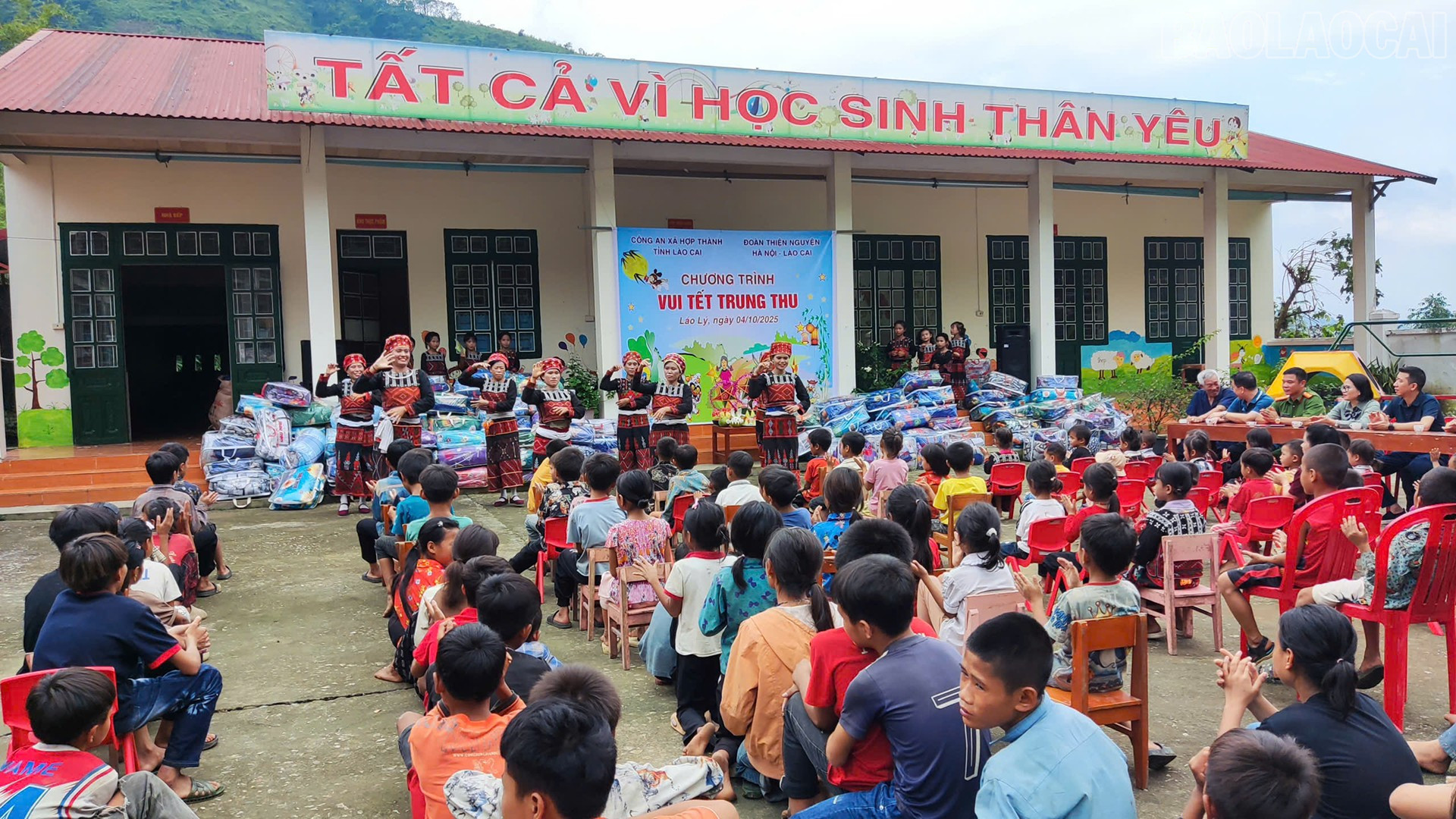 Tiểu phẩm tái hiện hình ảnh chị Hằng, chú Cuội và các tiết mục văn nghệ thu hút sự quan tâm của thiếu nhi. baolaocai-tr_hop-thanh4.jpg