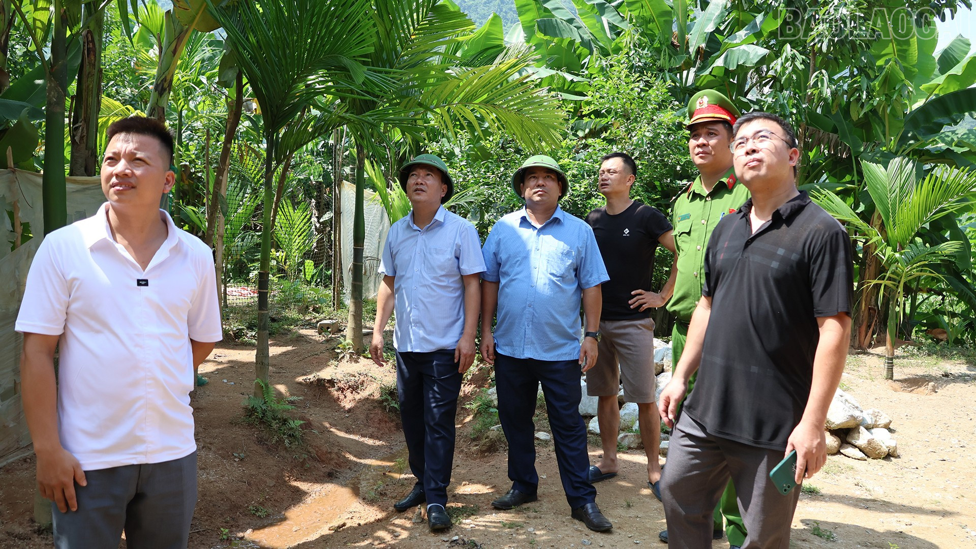 Lãnh đạo Sở Dân tộc và Tôn giáo tỉnh kiểm tra điểm có nguy cơ sạt lở đất tại thôn Cốc Bó, xã Lục Yên. baolaocai-tr_5-10-lucyen2.jpg