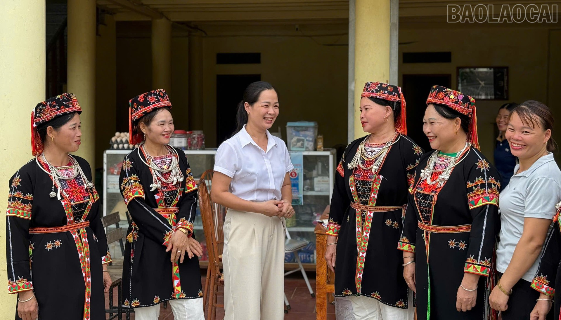 Chủ tịch Hội Liên hiệp Phụ nữ xã Yên Thành - Nông Kim Thoa trò chuyện với với hội viên Chi hội Phụ nữ thôn Khe Ngang. baolaocai-tr_5-11-du-an8.jpg