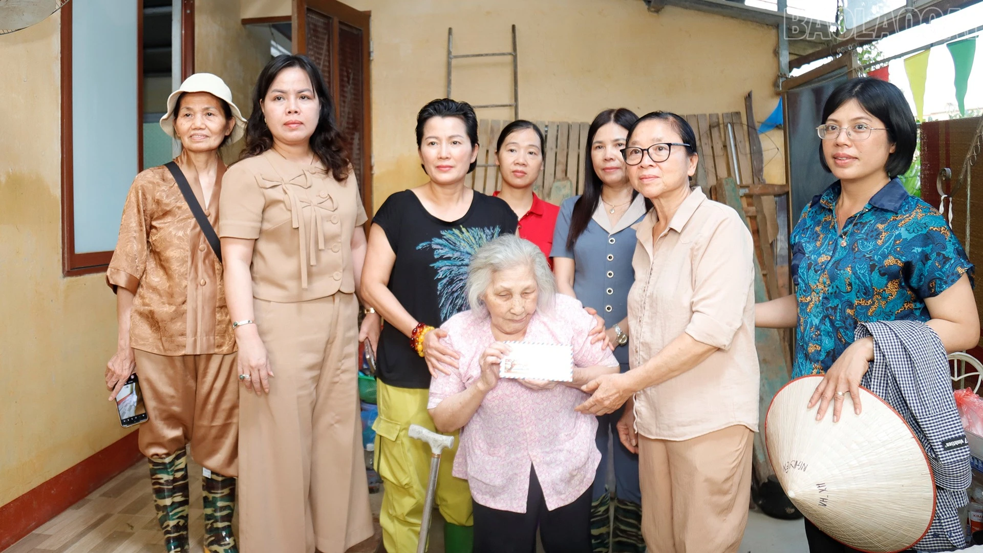 Đoàn thăm, tặng tà quà bà Bùi Thị Ngôn - người cao tuổi khuyết tật, trên 80 tuổi.