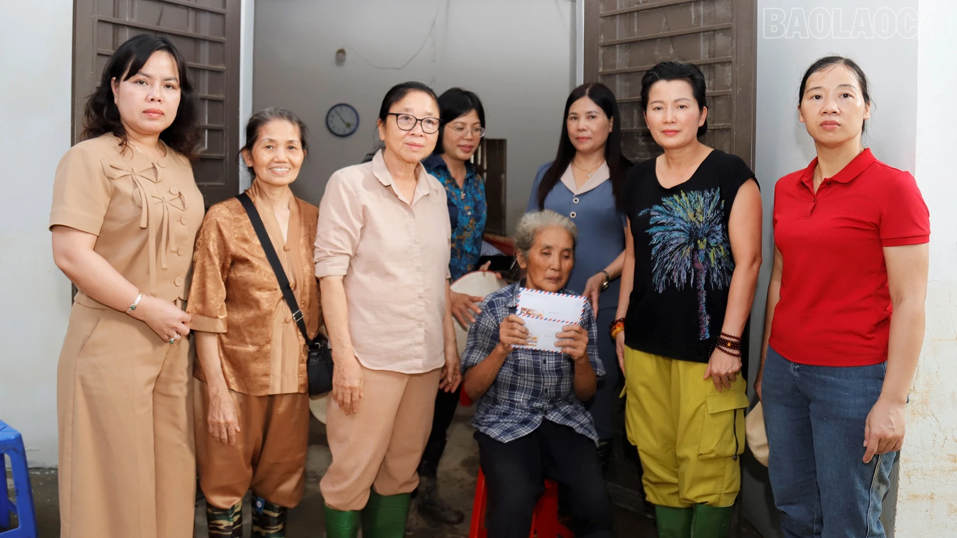 Đoàn thăm, tặng quà bà Nguyễn Thị Minh - hộ nghèo cư trú tại tổ dân phố Hồng Nam.