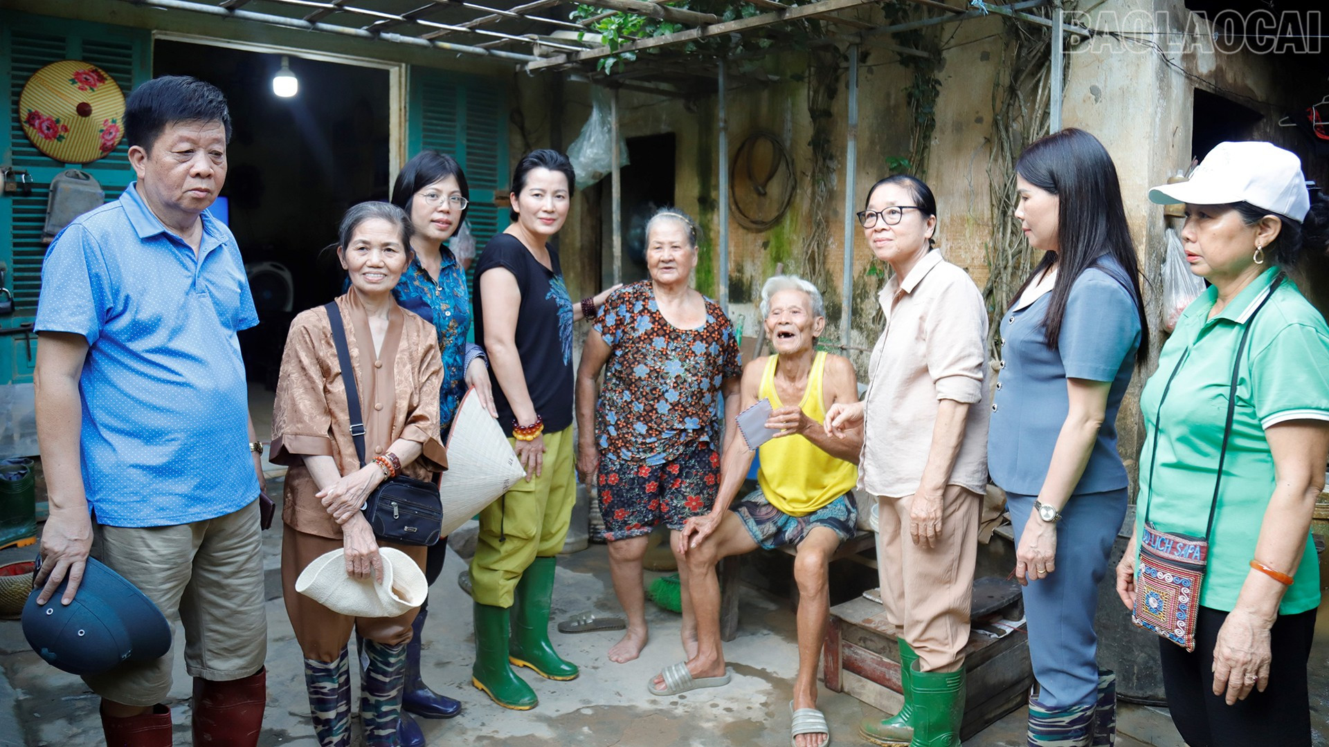 Đoàn thăm, tặng quà cho gia đình ông Hà Trung Kính - trên 80 tuổi, sức khỏe yếu. baolaocai-tr_5-10-doan.jpg