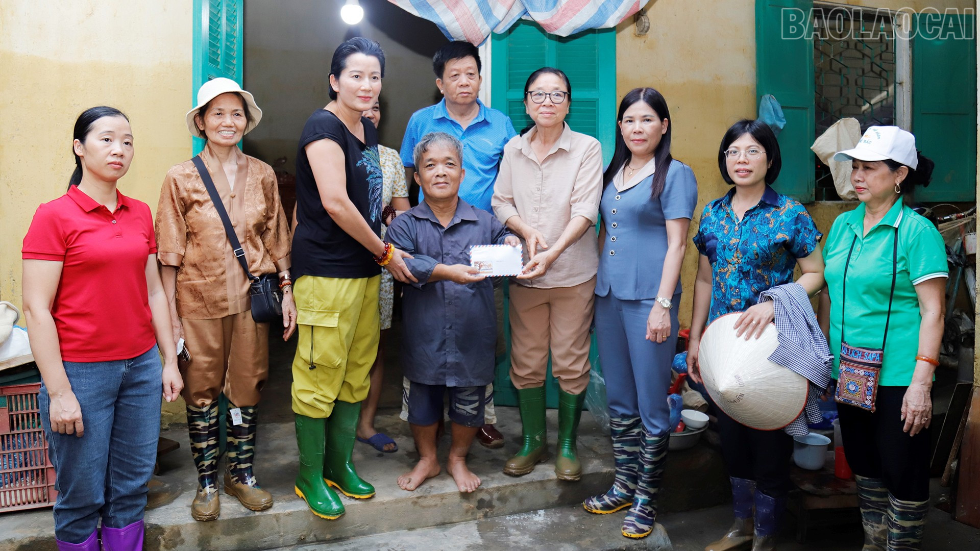 Đoàn thăm, tặng quà cho gia đình ông Nguyễn Đức Hiệp có hoàn cảnh gia đình với 2 chị em đều bị khuyết tật, không có khả năng lao động. baolaocai-tr_5-10-doan3.jpg