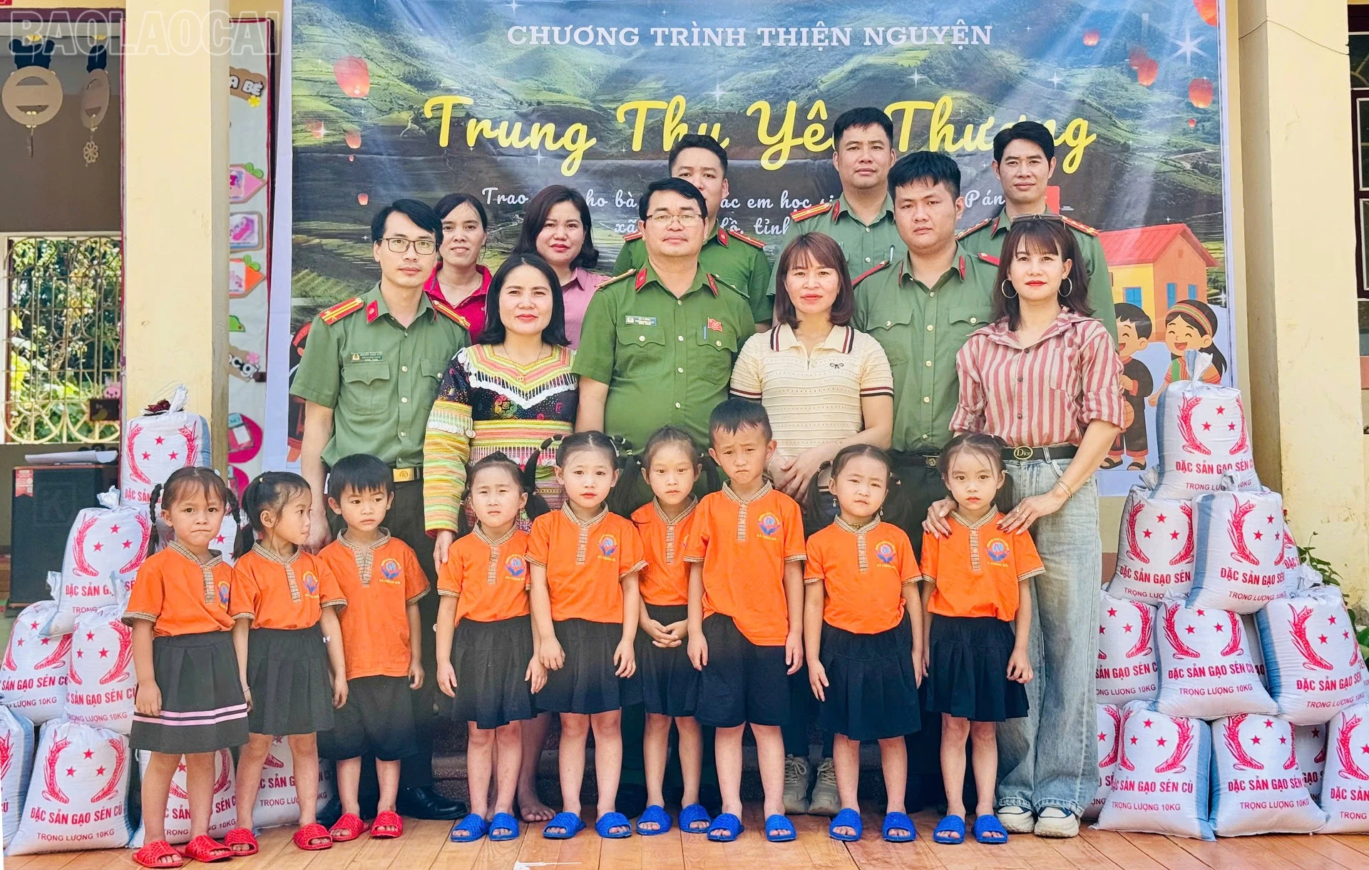 Đoàn công tác tổ chức Chương trình “Trung thu yêu thương” dành cho thiếu nhi tại xã Phình Hồ.