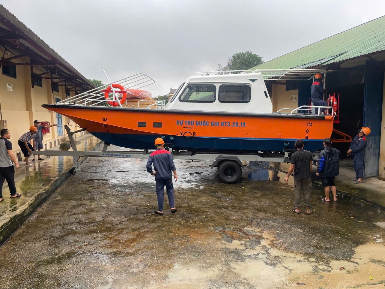 Xuất cấp hàng dự trữ quốc gia hỗ trợ TP. Huế khắc phục hậu quả thiên tai. Xuất cấp hàng dự trữ quốc gia hỗ trợ TP. Huế khắc phục hậu quả thiên tai.