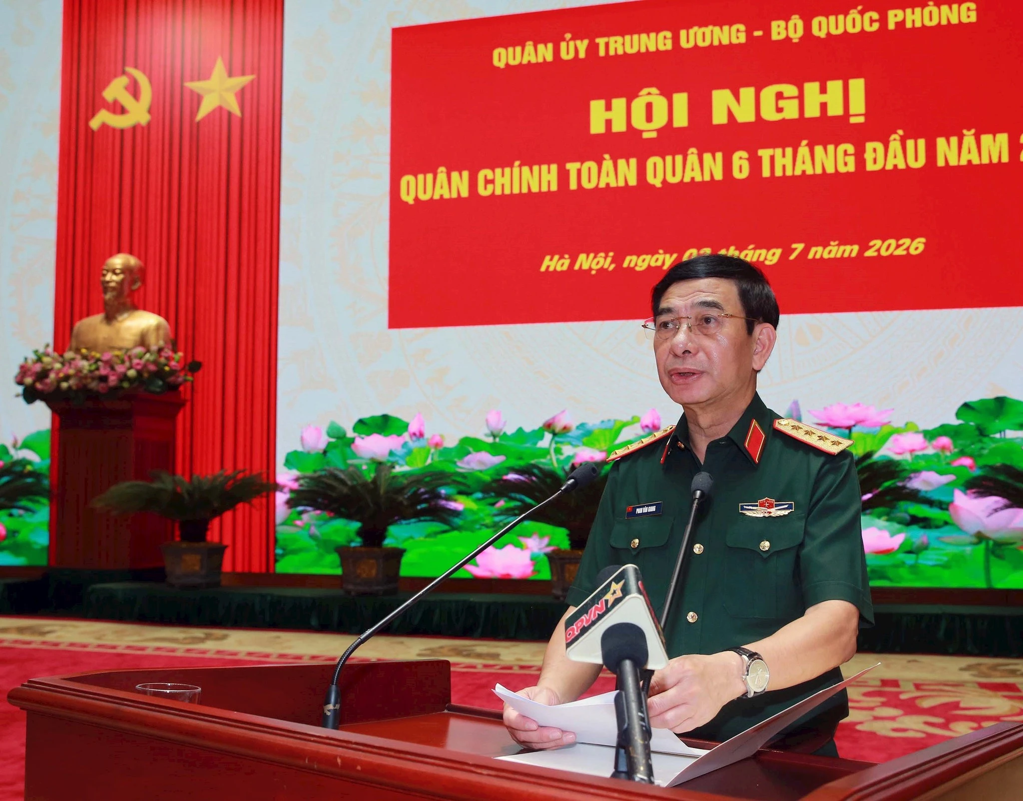 Đại tướng Phan Văn Giang, Ủy viên Bộ Chính trị, Phó Thủ tướng Chính phủ, Phó Bí thư Quân ủy Trung ương, Bộ trưởng Bộ Quốc phòng phát biểu. Ảnh: Trọng Đức