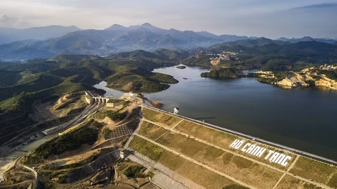 Hồ Cánh Tạng sẽ điều tiết nguồn nước để cấp nước tưới cho khoảng 6.460ha đất canh tác của 13 xã thuộc hai huyện Lạc Sơn và Yên Thủy, tỉnh Phú Thọ (tỉnh Hòa Bình cũ).