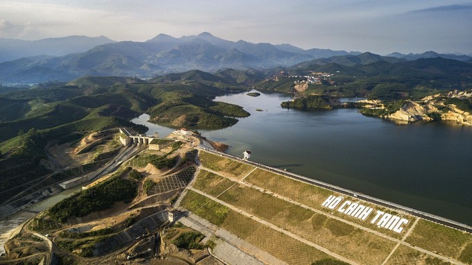 Hồ Cánh Tạng sẽ điều tiết nguồn nước để cấp nước tưới cho khoảng 6.460ha đất canh tác của 13 xã thuộc hai huyện Lạc Sơn và Yên Thủy, tỉnh Phú Thọ (tỉnh Hòa Bình cũ).