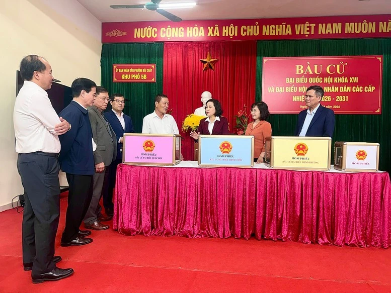 Phó Chủ tịch Quốc hội Nguyễn Thị Thanh cùng đoàn công tác kiểm tra công tác chuẩn bị cho bầu cử tại một điểm bầu cử thuộc tỉnh Quảng Ninh