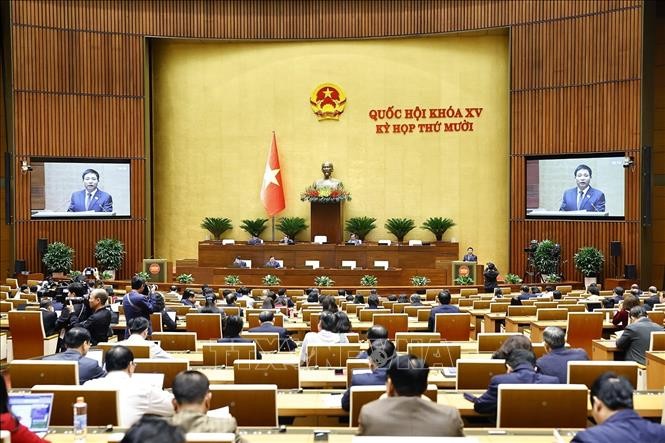 Bộ trưởng Bộ Tài chính Nguyễn Văn Thắng, thừa ủy quyền của Thủ tướng Chính phủ trình bày Tờ trình về 05 dự án: Luật Đầu tư (sửa đổi); Luật sửa đổi, bổ sung một số điều của Luật Quản lý nợ công; Luật sửa đổi, bổ sung một số điều Luật Kinh doanh bảo hiểm; Luật sửa đổi, bổ sung một số điều của Luật Thống kê; Luật sửa đổi, bổ sung một số điều của Luật Giá.