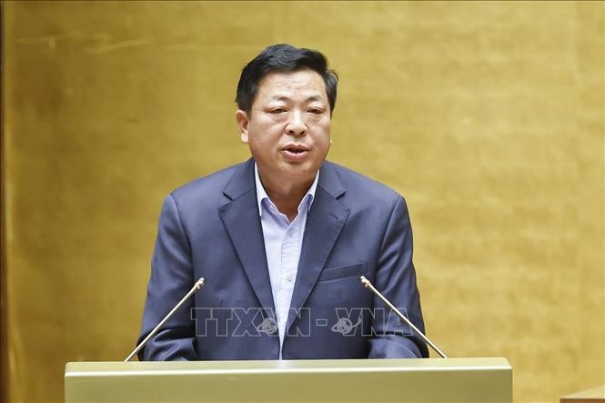 Bộ trưởng Bộ Xây dựng Trần Hồng Minh, thừa uỷ quyền của Thủ tướng Chính phủ trình bày Tờ trình dự án Luật Xây dựng (sửa đổi).