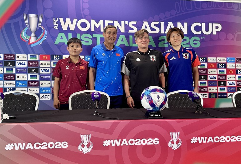 Huấn luyện viên cùng đại diện cầu thủ hai đội tại buổi họp báo.