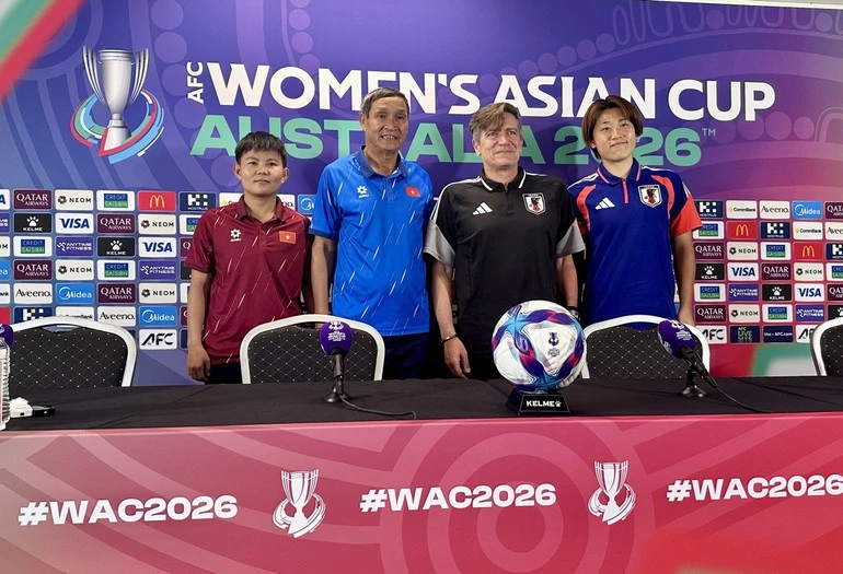 Huấn luyện viên cùng đại diện cầu thủ hai đội tại buổi họp báo.