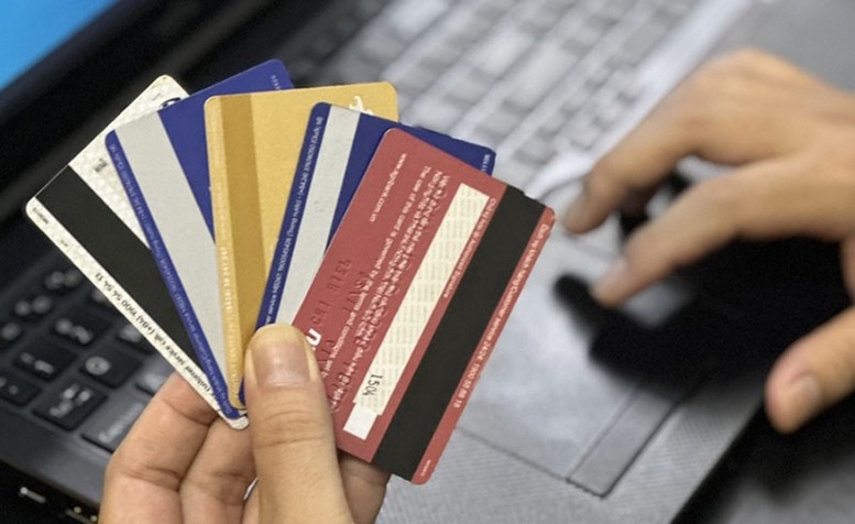 Lực lượng công an phát hiện các đối tượng lừa đảo, đánh bạc trực tuyến, rửa tiền thường lôi kéo học sinh, sinh viên mở hoặc cho thuê tài khoản ngân hàng - Ảnh minh họa.