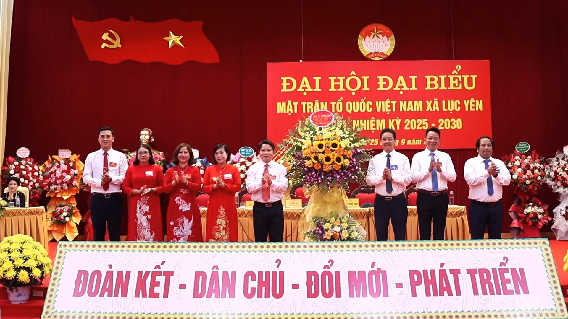 Lãnh đạo xã Lục Yên tặng hoa chúc mừng đại hội.