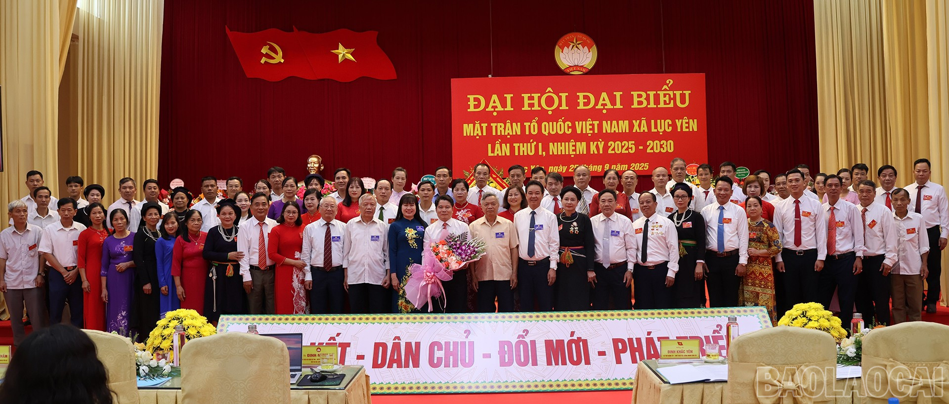 Các thành viên Ủy ban Mặt trận Tổ quốc xã nhiệm kỳ 2025 - 2030 ra mắt đại hội. baolaocai-br_ra-mat.jpg
