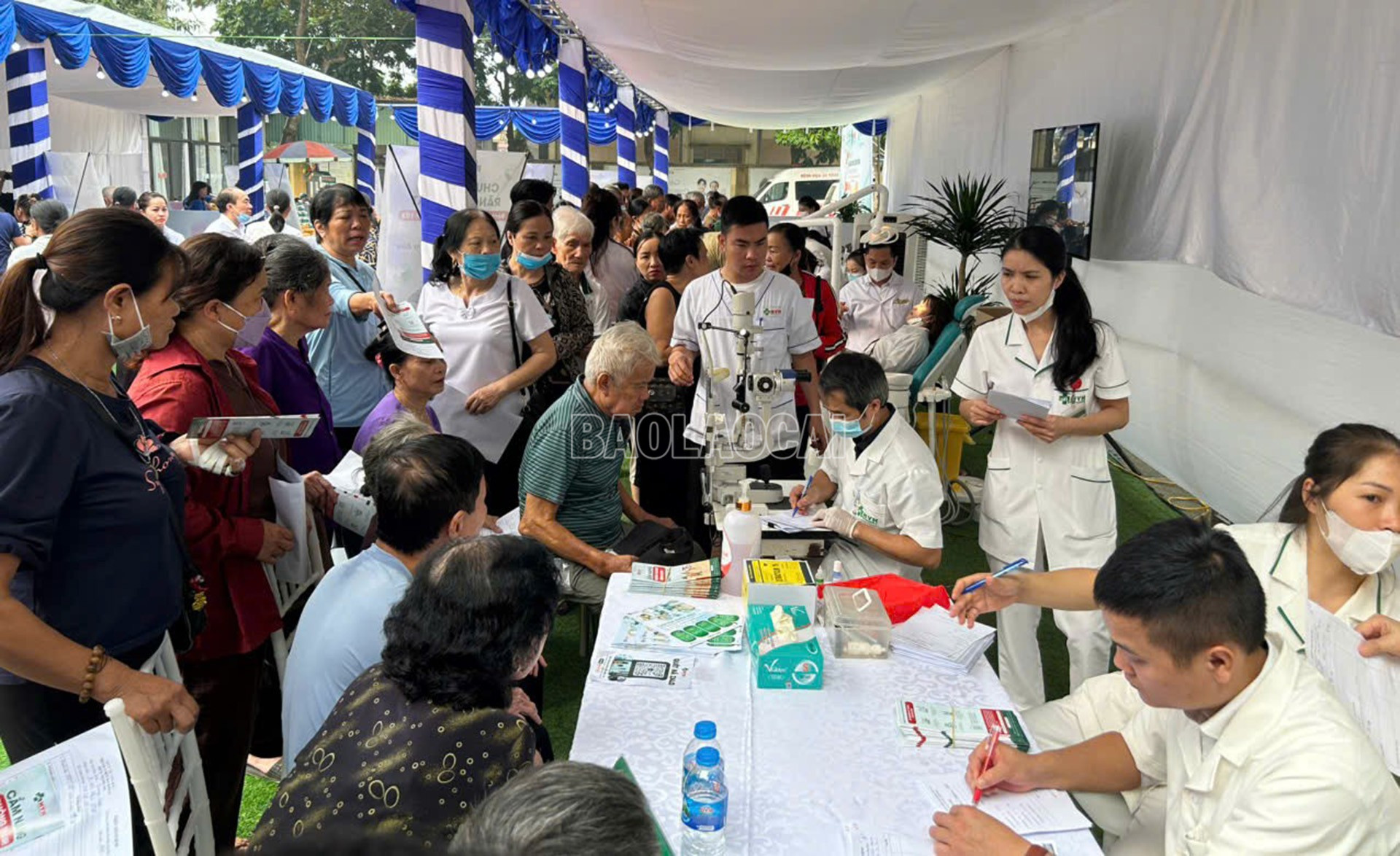 Ngày Hội sức khỏe đã thu hút hàng trăm lượt bệnh nhân đến khám bệnh miễn phí tại bệnh viện. baolaocai-c_25-9-benhvien1.jpg
