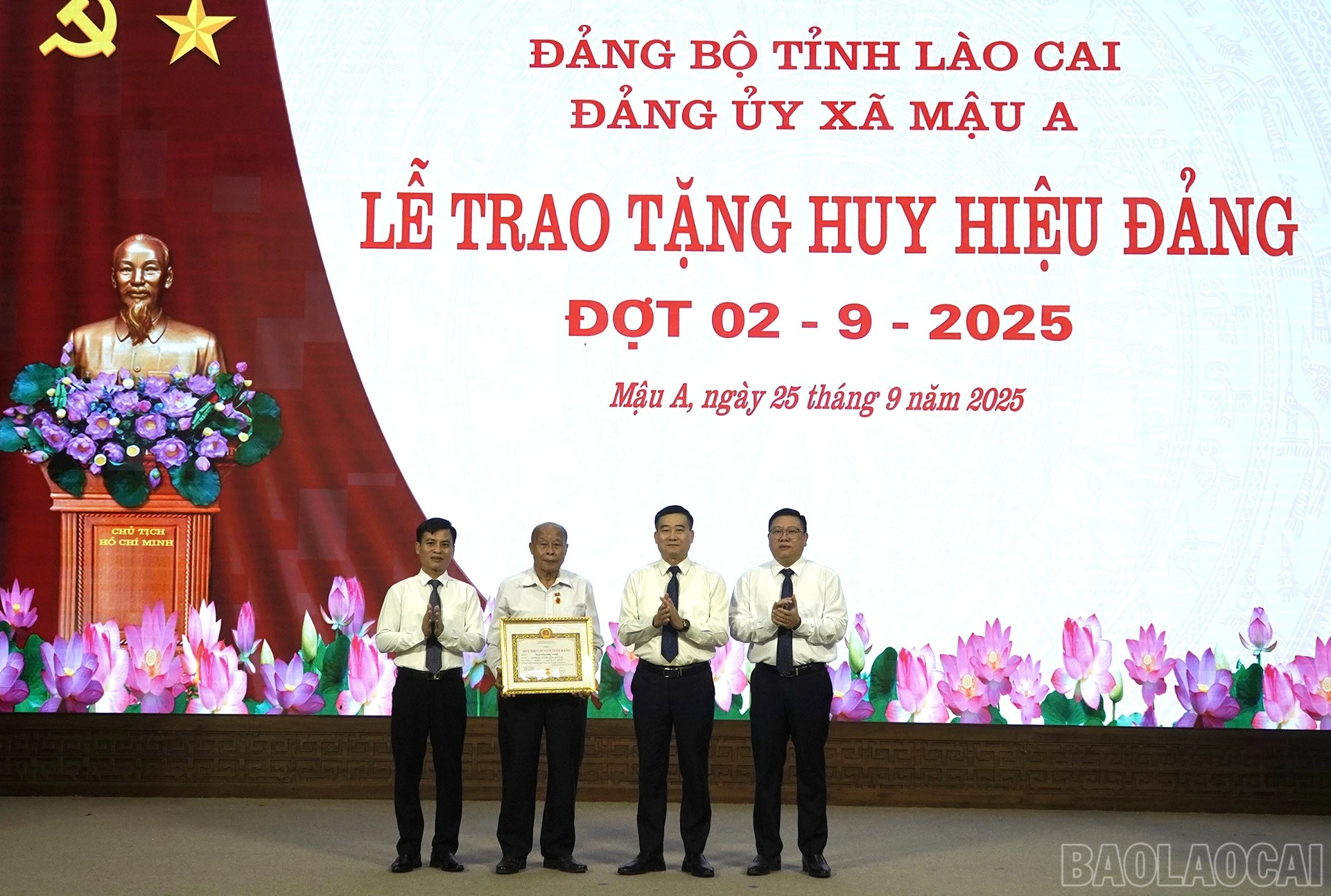 Lãnh đạo xã trao Huy hiệu 55 năm tuổi Đảng cho đảng viên.
