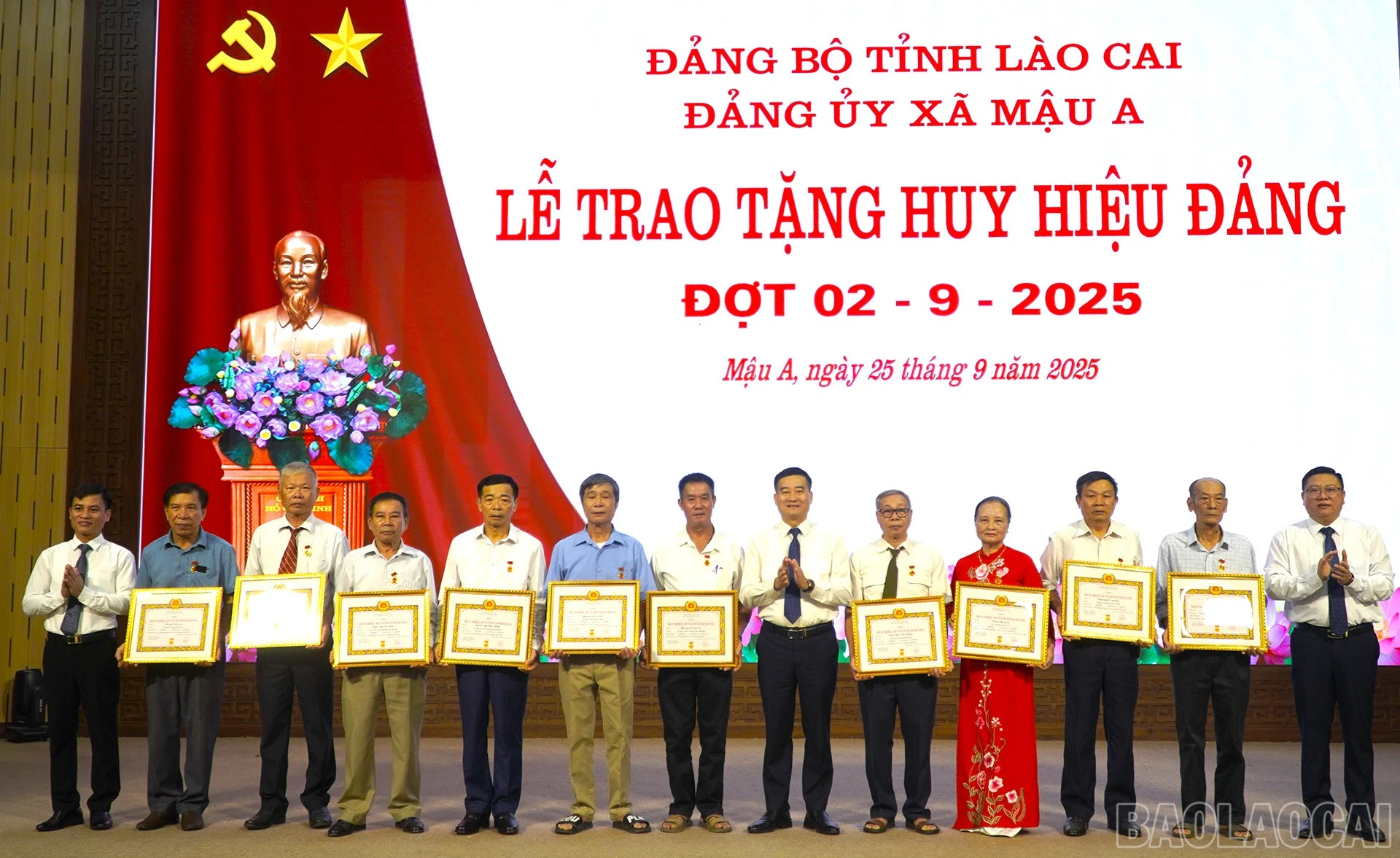 Lãnh đạo xã trao Huy hiệu 40 năm tuổi Đảng cho các đảng viên.