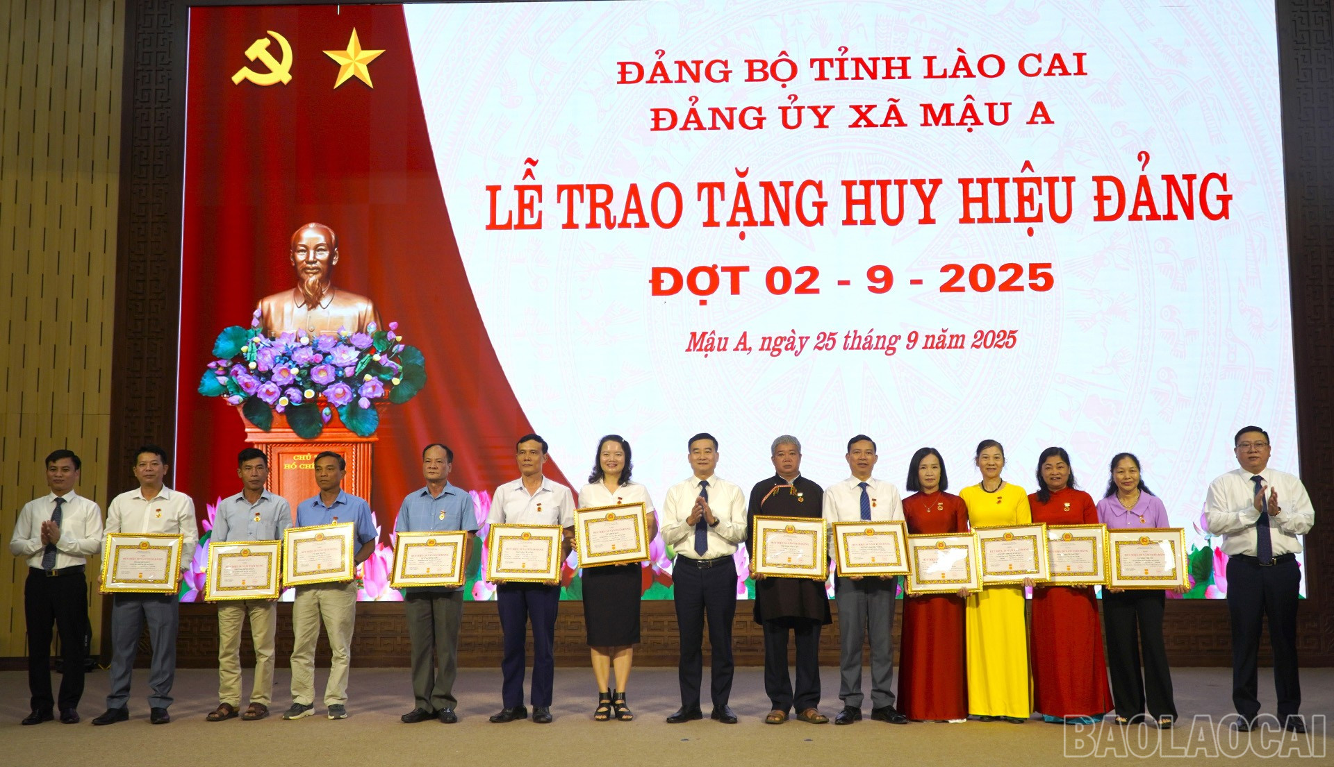 Lãnh đạo xã trao Huy hiệu 30 năm tuổi Đảng cho các đảng viên.