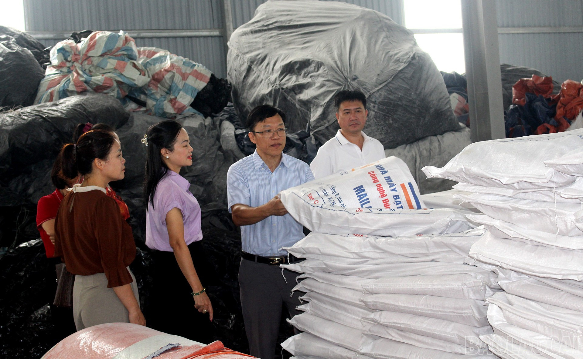 Lãnh đạo Hiệp hội Doanh nghiệp Nam Lào Cai tìm hiểu hoạt động sản xuất kinh doanh của các doanh nghiệp hội viên. baolaocai-br_25-9-hiephoi4.jpg