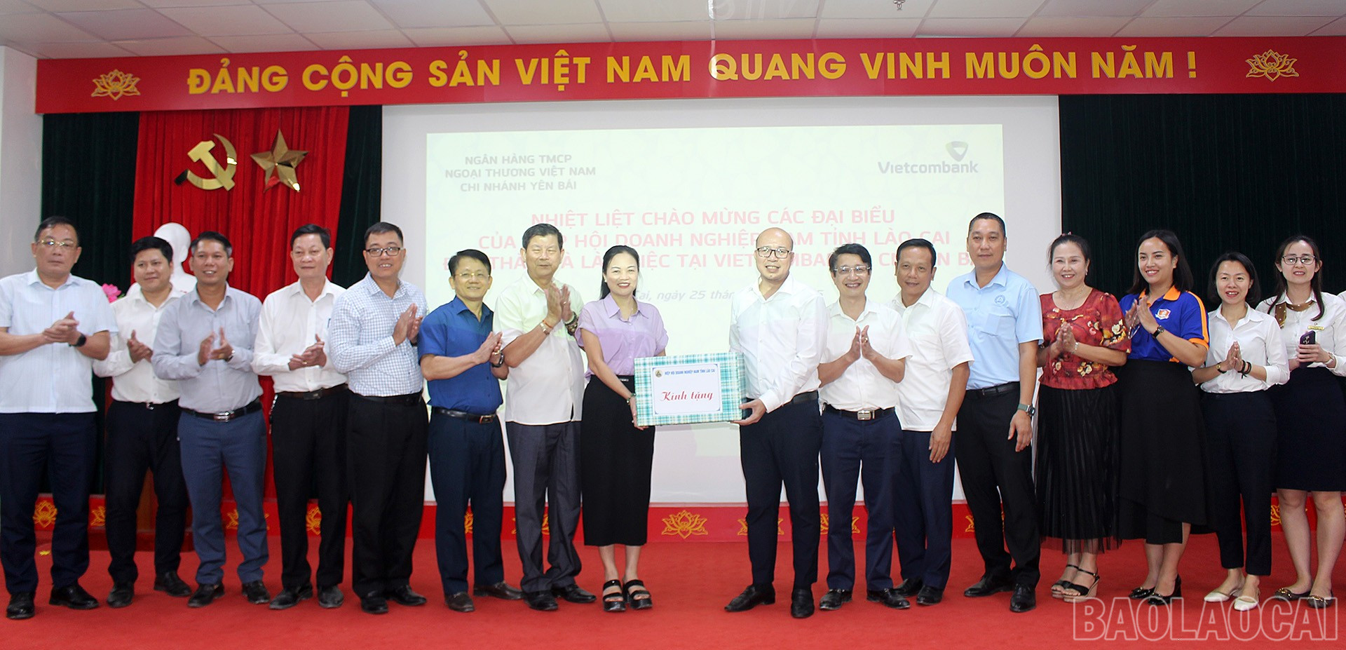 Lãnh đạo Hiệp hội Doanh nghiệp Nam tỉnh Lào Cai tặng quà cho Ngân hàng Ngoại thương Việt Nam chi nhánh Yên Bái. baolaocai-br_25-9-hiephoi1.jpg
