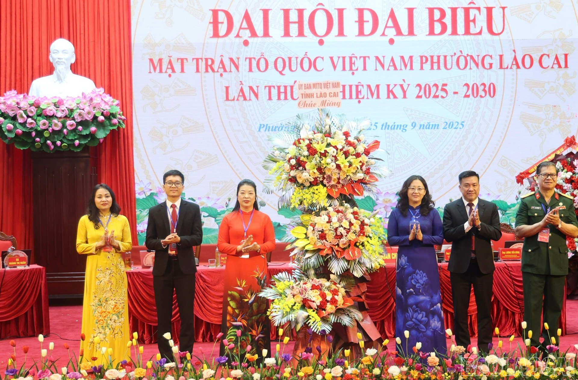 Đồng chí Giàng Thị Dung - Phó Bí thư Tỉnh ủy, Chủ tịch Ủy ban Mặt trận Tổ quốc Việt Nam tỉnh tặng hoa chúc mừng đại hội. Đồng chí Giàng Thị Dung - Phó Bí thư Tỉnh ủy, Chủ tịch Ủy ban Mặt trận Tổ quốc Việt Nam tỉnh tặng hoa chúc mừng đại hội.