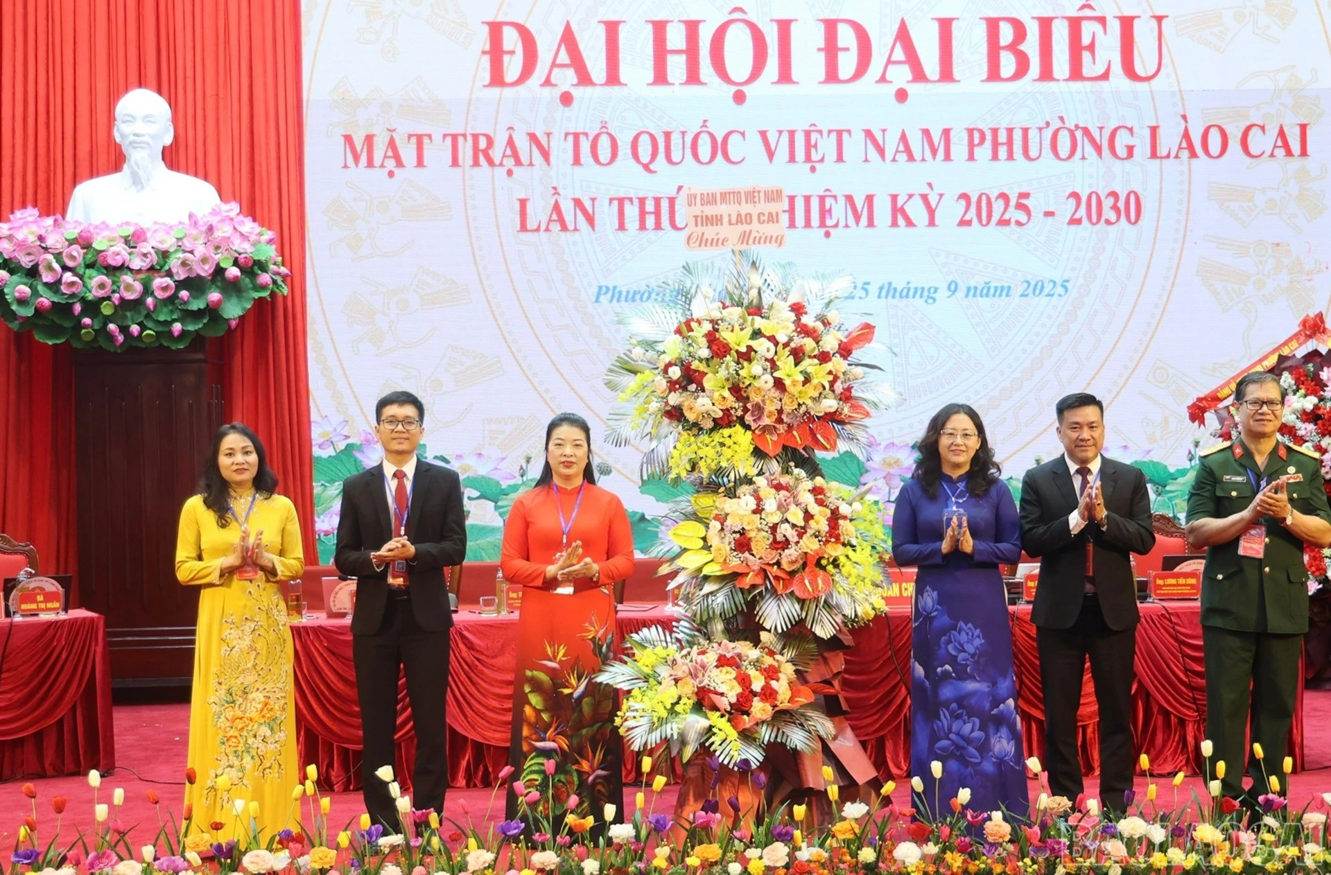 Đồng chí Giàng Thị Dung - Phó Bí thư Tỉnh ủy, Chủ tịch Ủy ban Mặt trận Tổ quốc Việt Nam tỉnh tặng hoa chúc mừng đại hội.