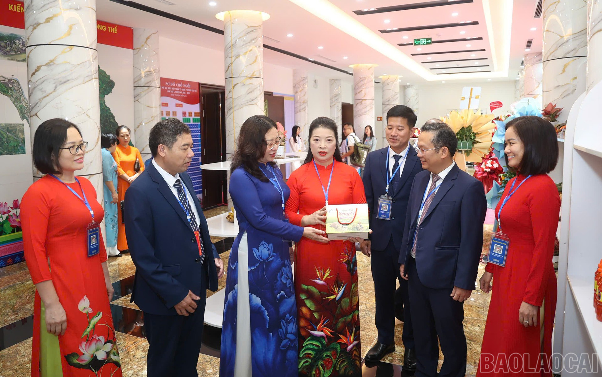 Các đại biểu tham quan các gian hàng, thành tựu phát triển kinh tế - xã hội trên địa bàn phường Lào Cai. baolaocai-br_25-9-thamqua.jpg