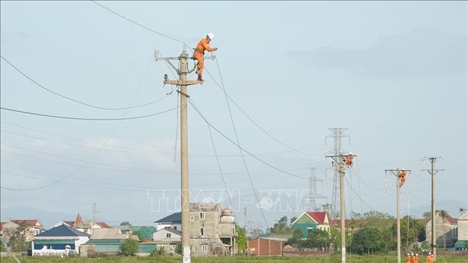 Cán bộ Công ty điện lực Hà Tĩnh sửa chữa đường dây bị hư hỏng do bão số 10. Cán bộ Công ty điện lực Hà Tĩnh sửa chữa đường dây bị hư hỏng do bão số 10.