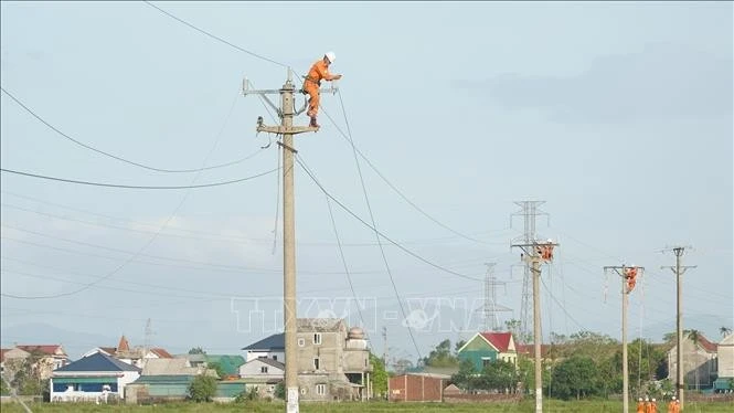 Cán bộ Công ty điện lực Hà Tĩnh sửa chữa đường dây bị hư hỏng do bão số 10.