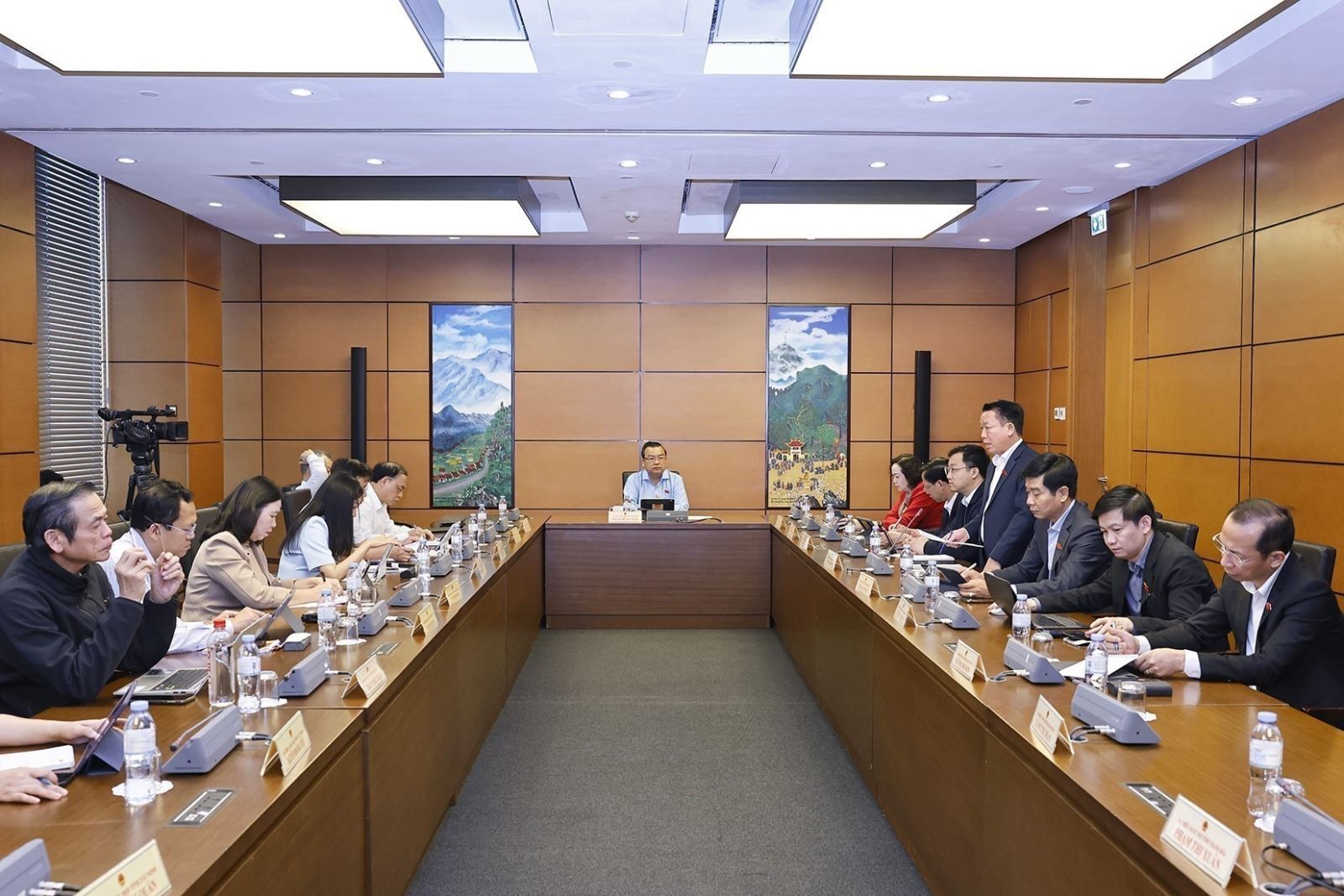 Đoàn đại biểu Quốc hội các tỉnh Thanh Hóa và Tây Ninh thảo luận ở tổ ngày 5/11.