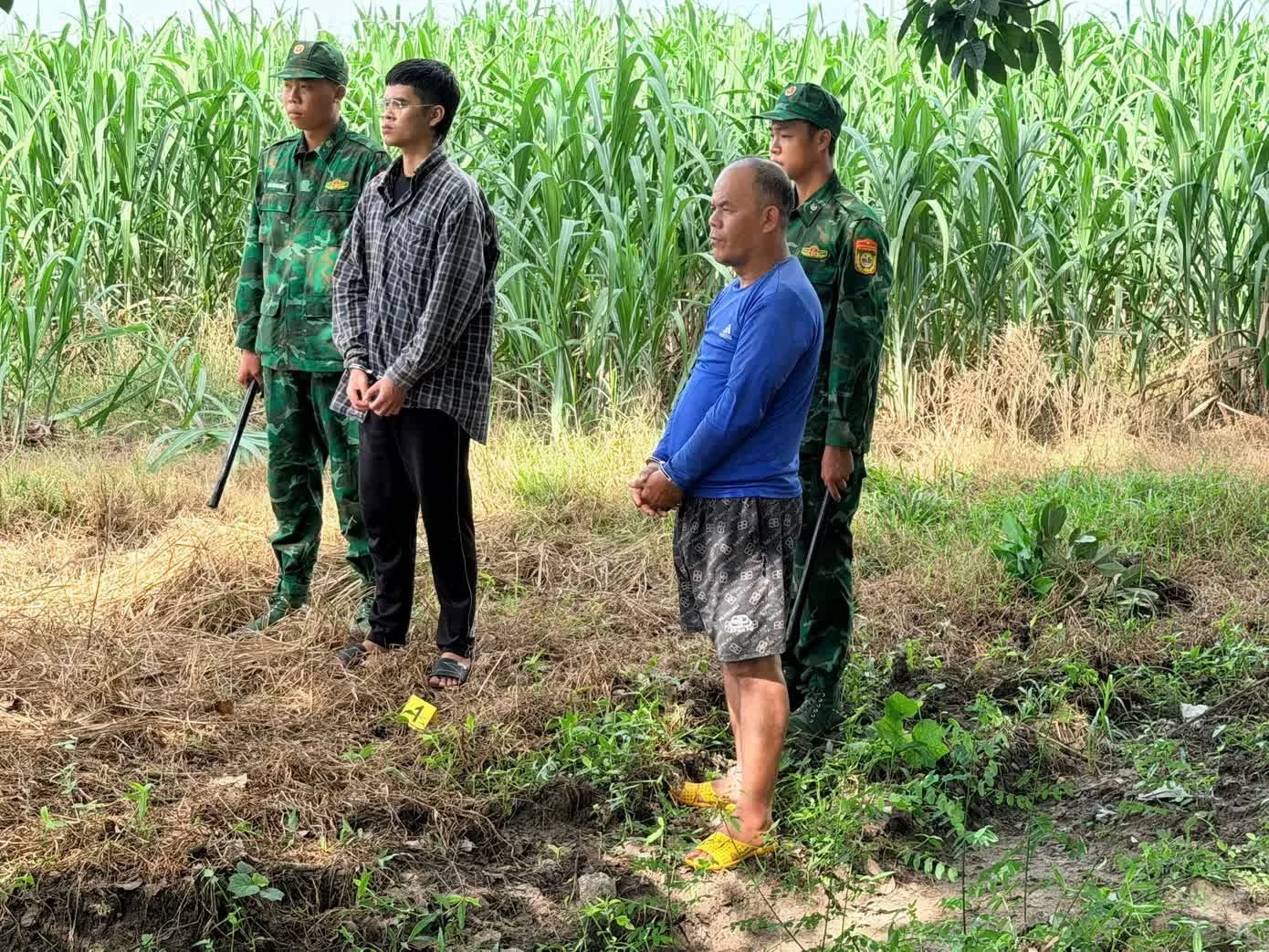 Đối tượng Phạm Tiến Nghĩa (áo xanh) bị bắt quả tang khi đang tổ chức đưa Nguyễn Trung Kiên nhập cảnh trái phép từ Campuchia vào Việt Nam. Ảnh: Biên phòng Tây Ninh.