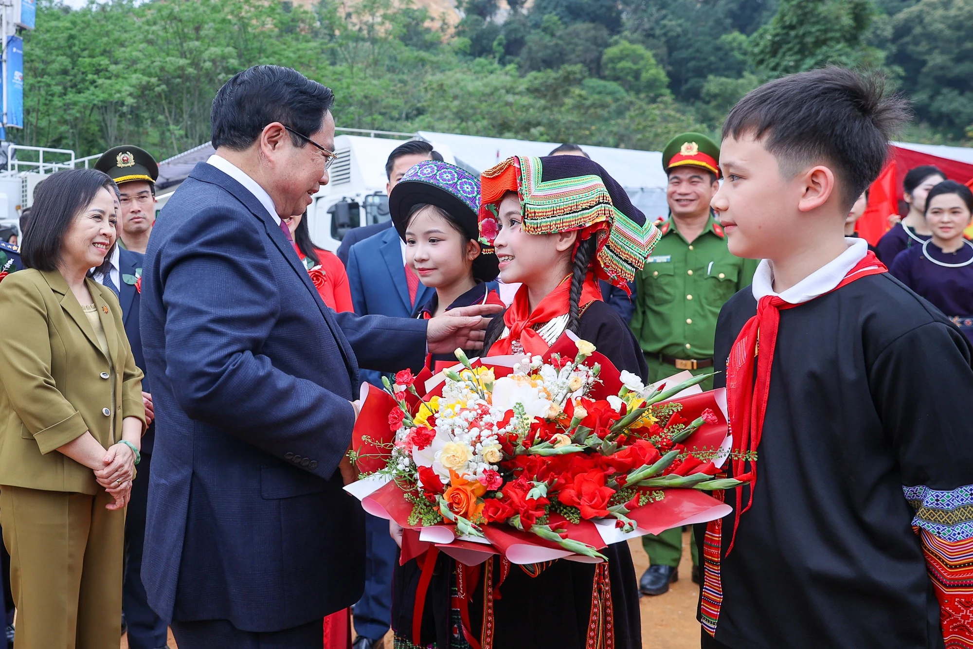 Các cháu học sinh dân tộc tặng hoa chào mừng Thủ tướng Phạm Minh Chính.