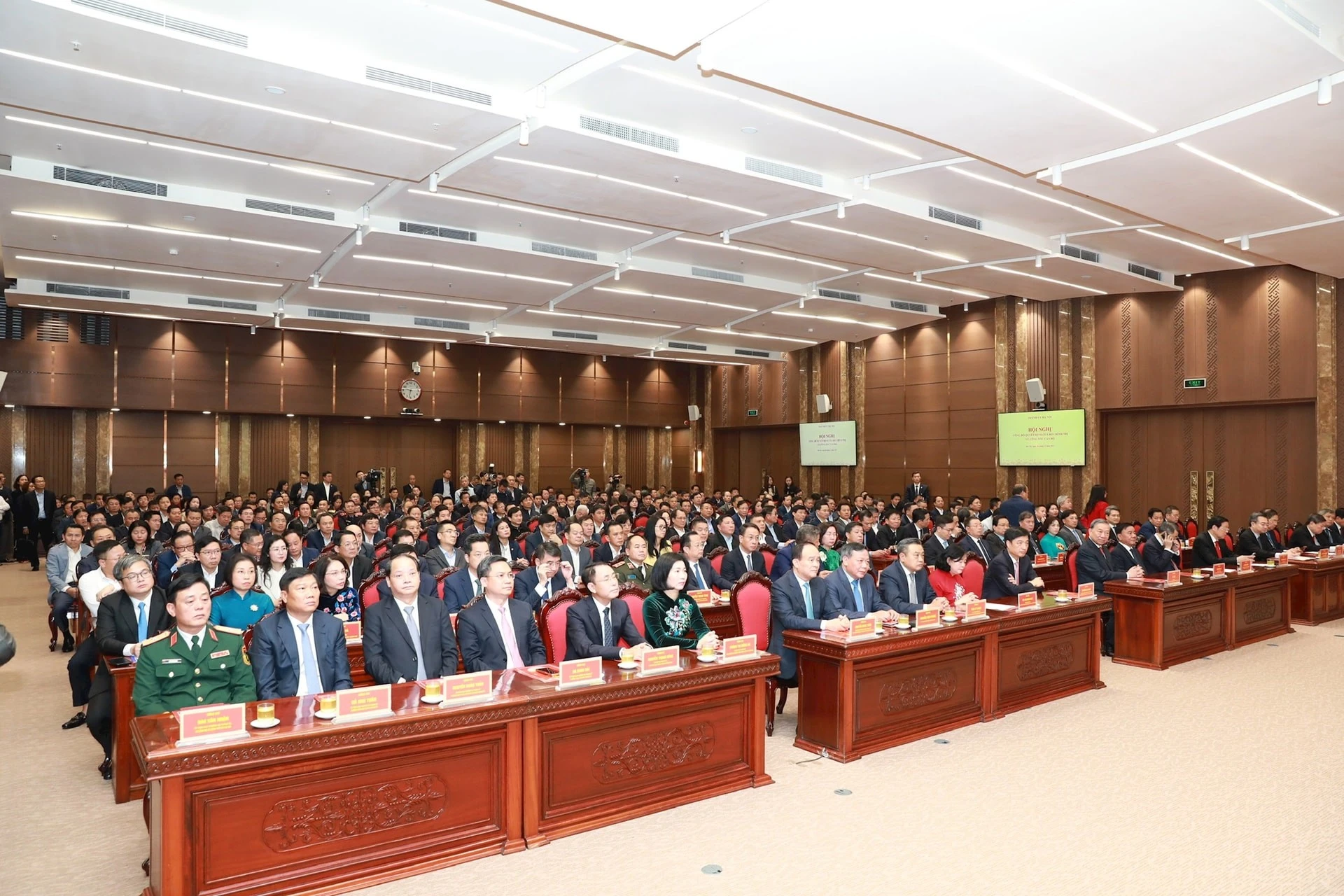 Các đại biểu Trung ương và thành phố Hà Nội dự hội nghị công bố quyết định về công tác cán bộ tại Thành ủy Hà Nội.