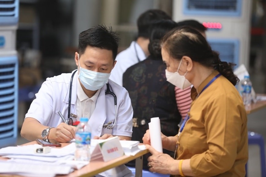 Thầy thuốc Bệnh viện Bạch Mai thăm khám cho bệnh nhân.