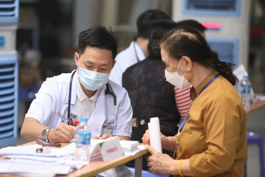 Thầy thuốc Bệnh viện Bạch Mai thăm khám cho bệnh nhân.