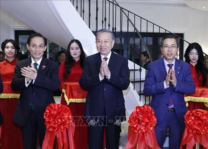 Tổng Bí thư, Chủ tịch nước Tô Lâm và các đại biểu thực hiện nghi thức cắt băng khánh thành Nhà Việt Nam tại Australia. Ảnh: Thống Nhất/TTXVN